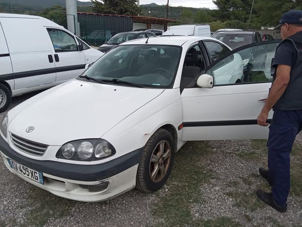 Occasion en Or Toyota Avensis année 99
