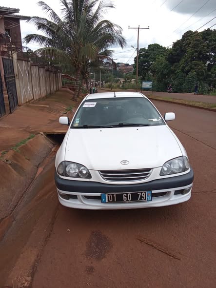 Occasion en Or Toyota Avensis année 99