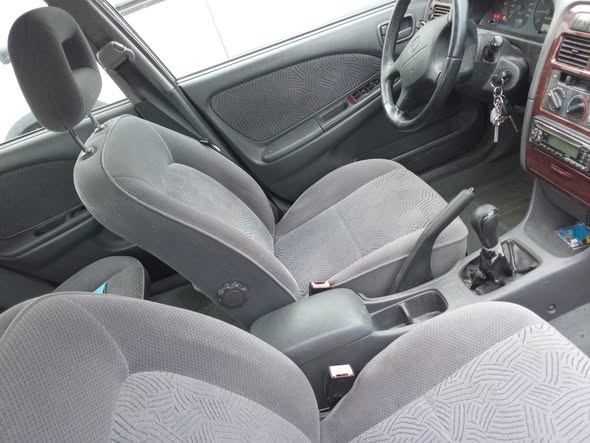 Occasion en Or Toyota Avensis année 99