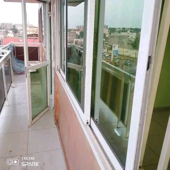 Studio disponible à l'étage