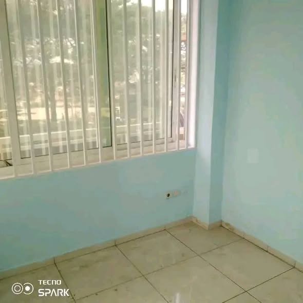 Studio disponible à l'étage