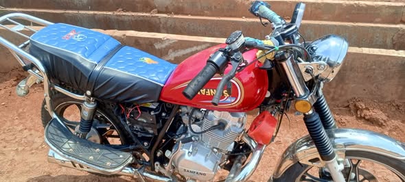 Moto en bon état, 4 mois d'utilisation