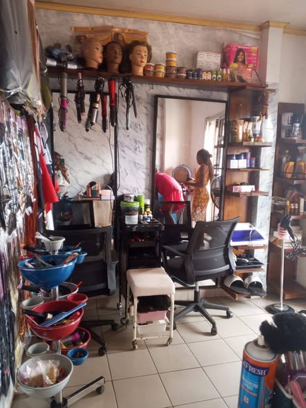 Fond de salon de coiffure femme à vendre à Yaoundé