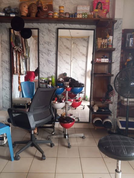 Fond de salon de coiffure femme à vendre à Yaoundé