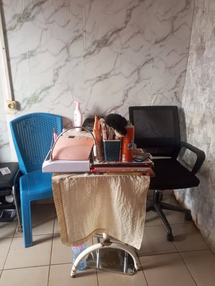 Fond de salon de coiffure femme à vendre à Yaoundé