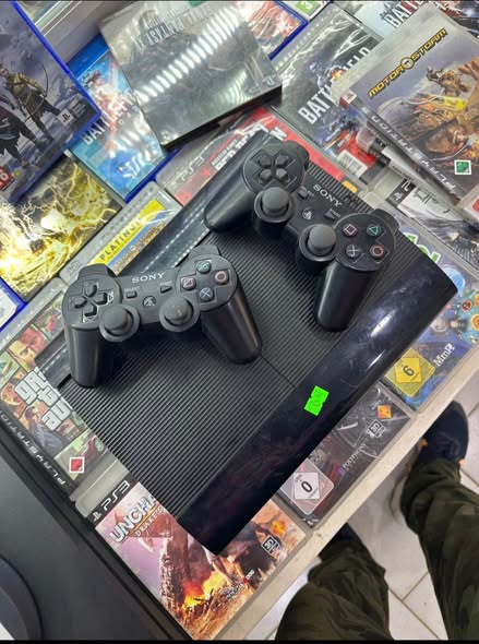 PS3 Slim avec 2 manettes