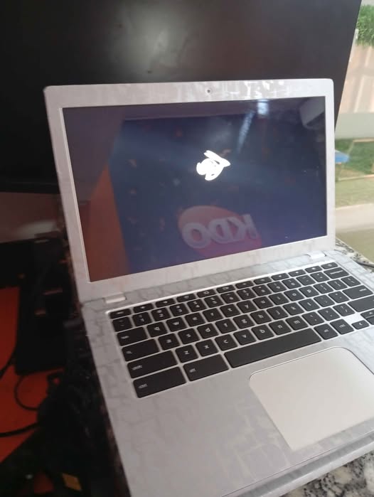 Laptop TOSHIBA – 13 pouces – Windows 10 Pro
