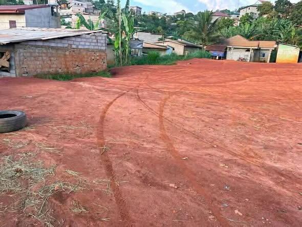 Lot de 1033 m² en liquidation à Ékié Montée Chambre froide