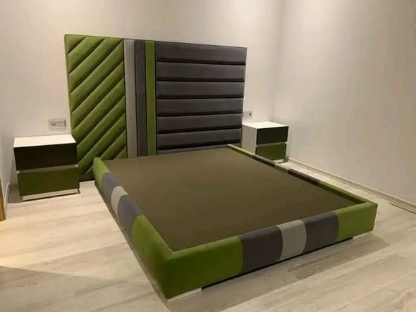Lit haut de gamme en bois massif et velour