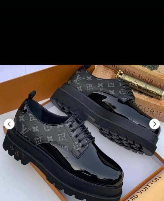 Chaussures pointure 43-44 jamais porté