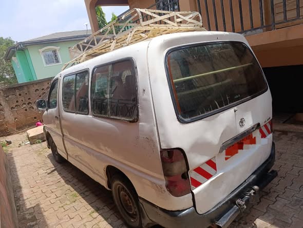 Car hiace 15 places à vendre