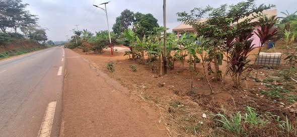 Terrain commercial à vendre à Nkouabang