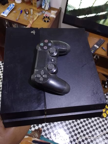 PS4 1T Neuf avec 10 jeux
