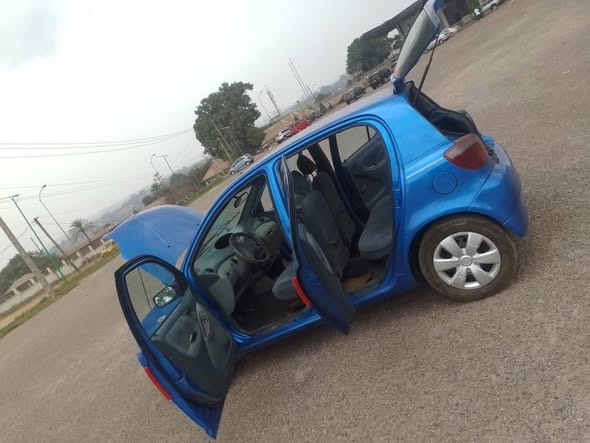 Voiture Yaris 2003 à vendre