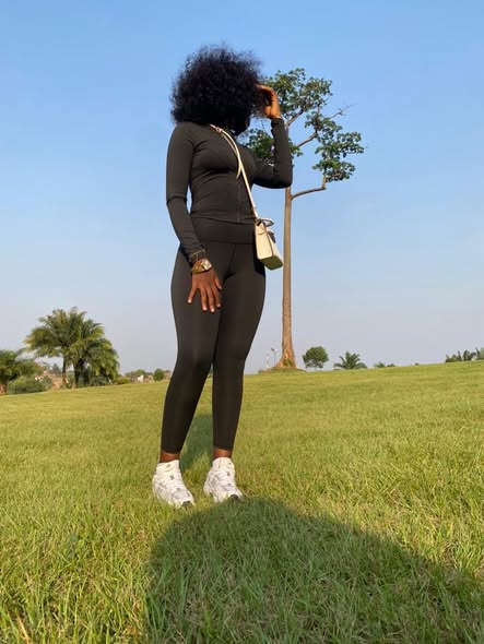 Tenu de sport dame disponible