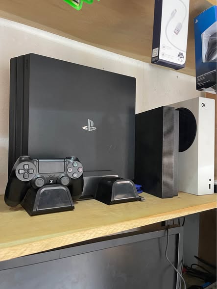 PS4 Pro Version 9.0 avec accessoires