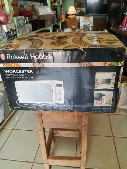 Micro-ondes numérique Russell Hobbs 17L