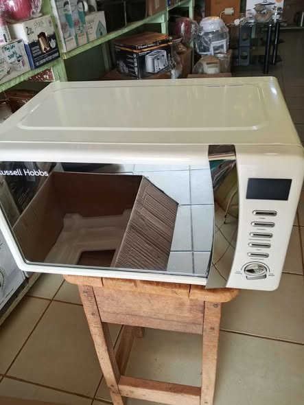 Micro-ondes numérique Russell Hobbs 17L