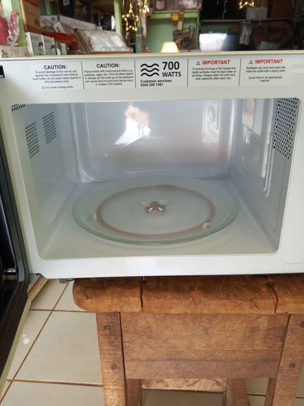 Micro-ondes numérique Russell Hobbs 17L