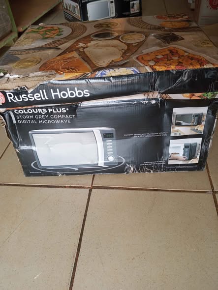 Micro-ondes numérique Russell Hobbs 17L