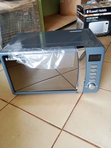 Micro-ondes numérique Russell Hobbs 17L