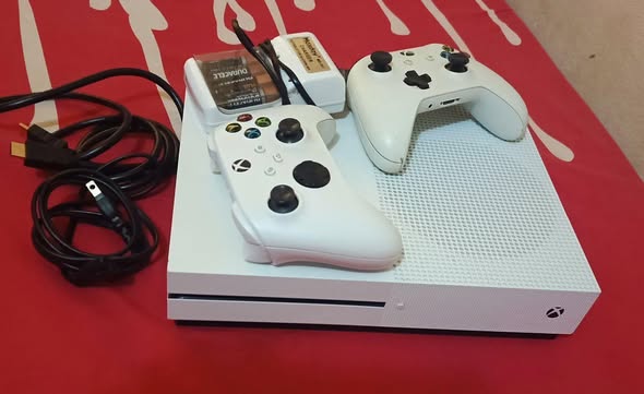 XBOX ONE S NEUF 1000go avec accessoires