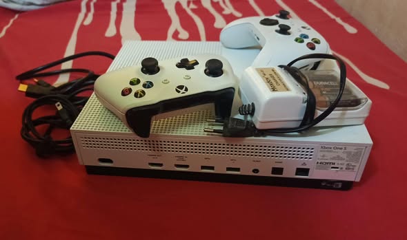 XBOX ONE S NEUF 1000go avec accessoires