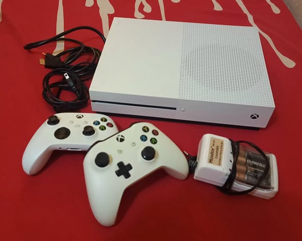 XBOX ONE S NEUF 1000go avec accessoires