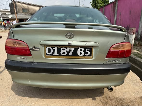 Toyota Avensis Berline 2002