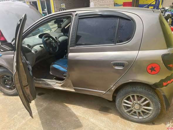 Yaris 2005 Moteur vvti Essence manuelle Climatisée