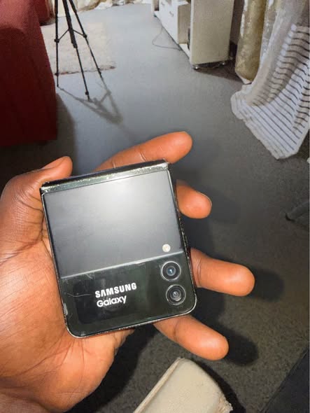 Samsung Galaxy Zflip3 5G 128/8 Tout okay