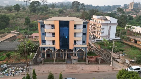 Immeuble commercial neuf à vendre à Yaoundé