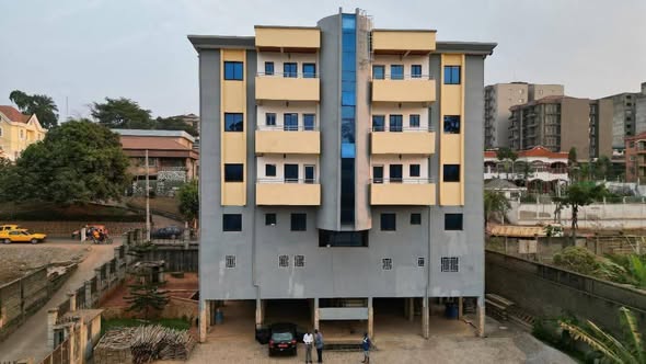 Immeuble commercial neuf à vendre à Yaoundé