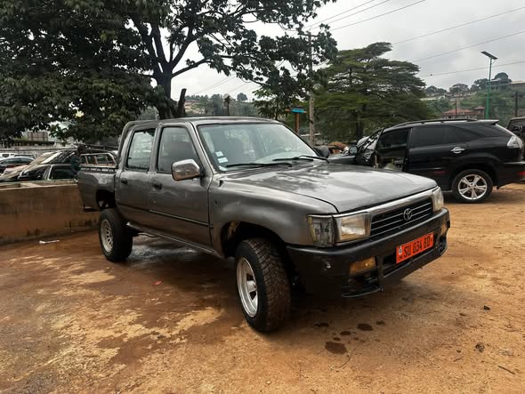 Pickup Toyota ancien model double cabine