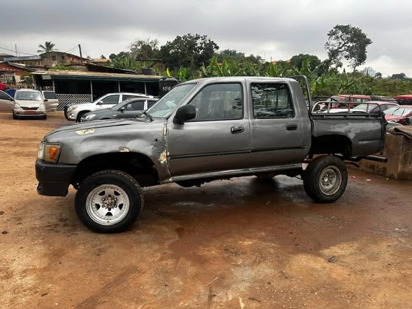 Pickup Toyota ancien model double cabine
