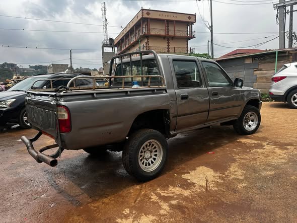 Pickup Toyota ancien model double cabine