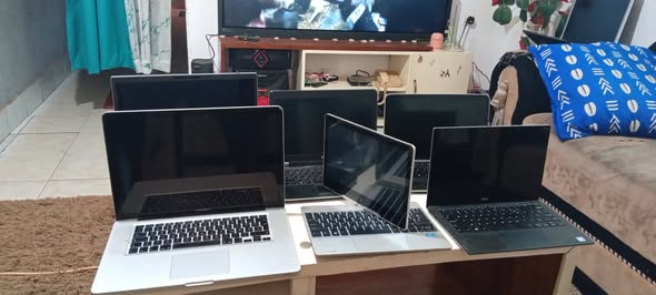 Claviers et laptops en vente