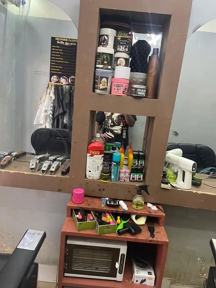 Salon de coiffure moderne à vendre