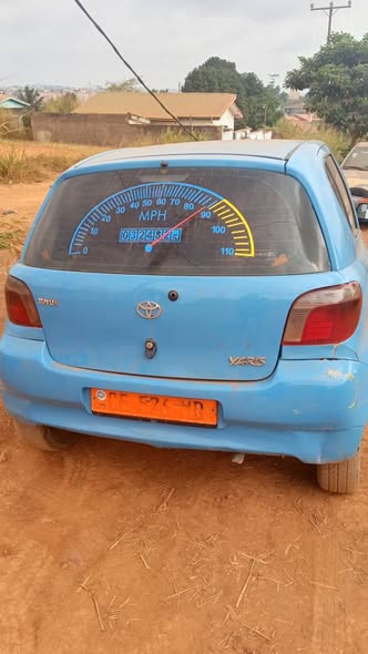 Yaris bleue à vendre