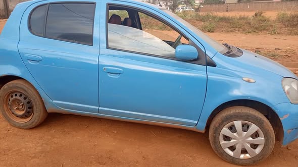 Yaris bleue à vendre