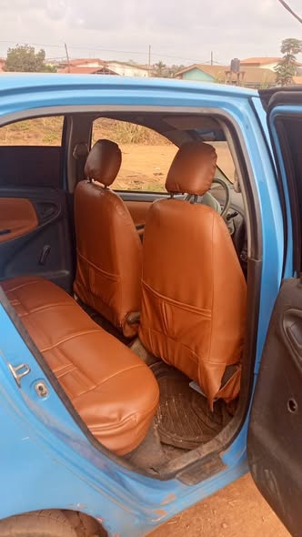 Yaris bleue à vendre