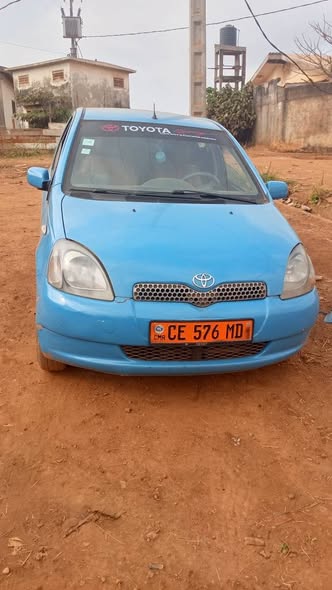 Yaris bleue à vendre