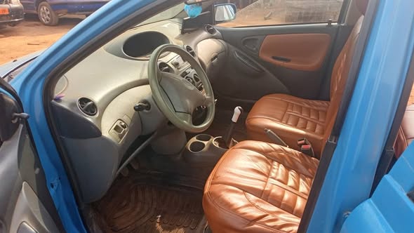 Yaris bleue à vendre
