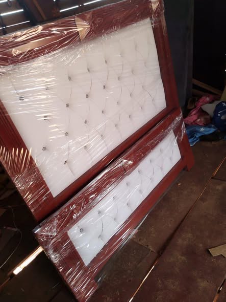 Lits semi-capitonnés en bois massif à Yaoundé