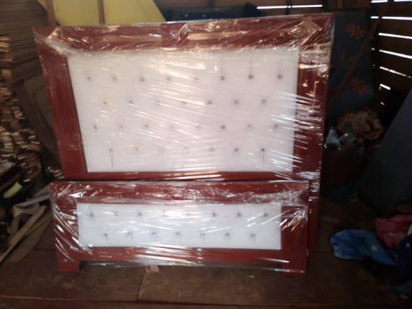 Lits semi-capitonnés en bois massif à Yaoundé