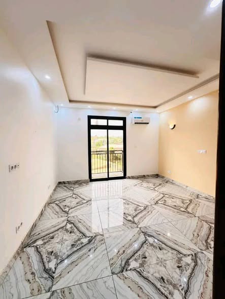 Appartement nouvellement construit à Ekoumdoum