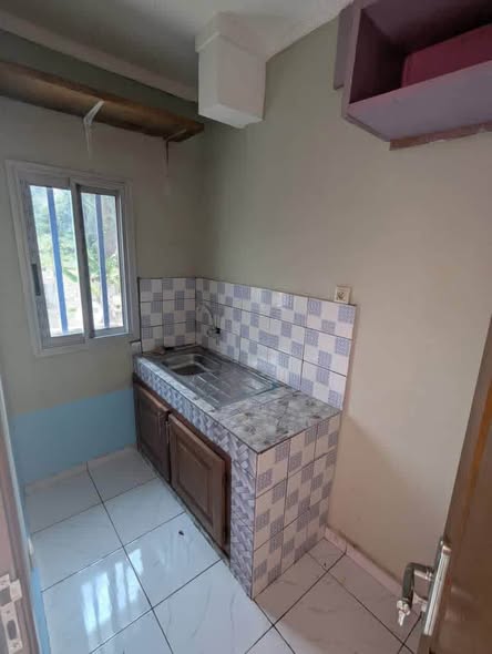 Chambre moderne à louer à Odza