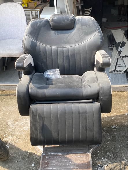 Deux chaises de salon coiffure en bon état