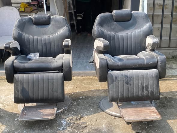 Deux chaises de salon coiffure en bon état