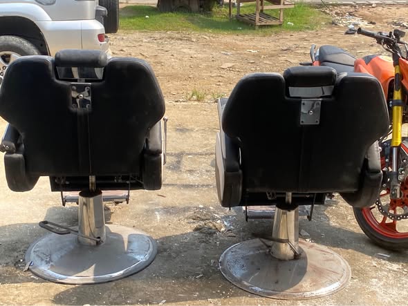Deux chaises de salon coiffure en bon état